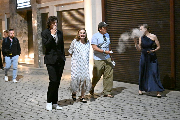 Eva Holubová s dcerou Karolínou a Matějem Paprčiakem.