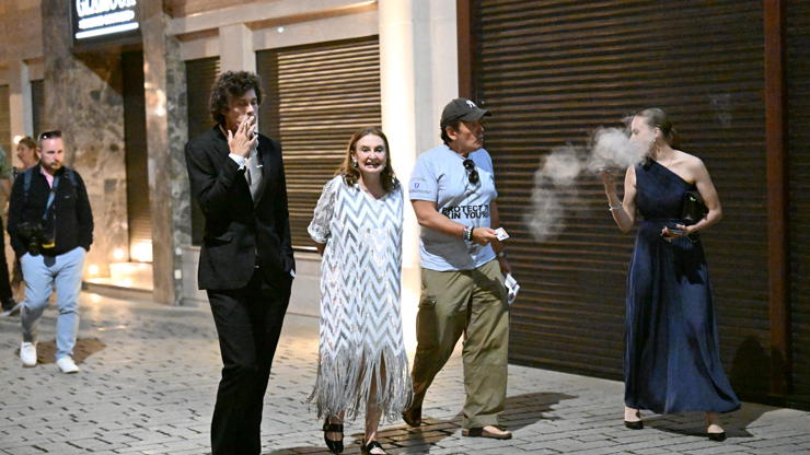 Eva Holubová s dcerou Karolínou a Matějem Paprčiakem.