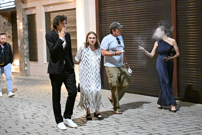 Eva Holubová s dcerou Karolínou a Matějem Paprčiakem.