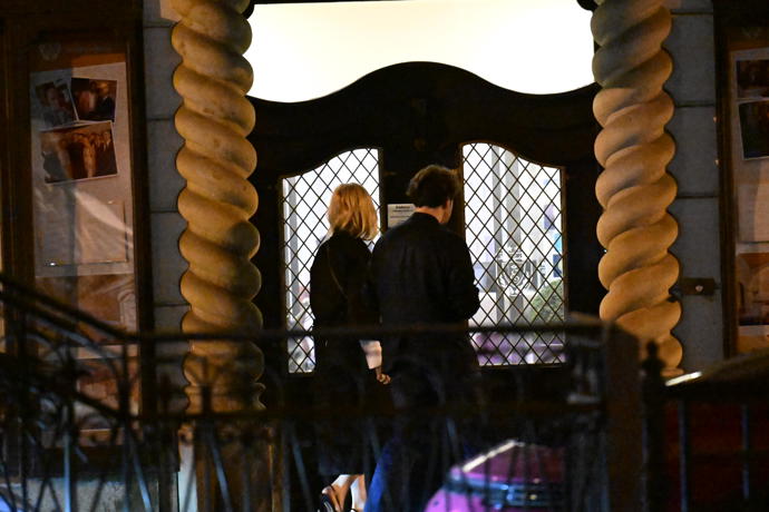 Pár dorazil před hotel Embassy ještě před půlnocí.