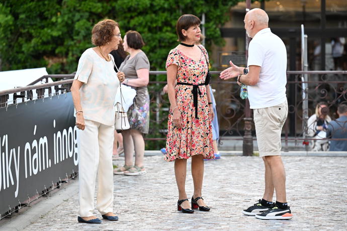 Andrea Bartošková se baví s lidmi.