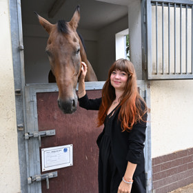 Martina Eretová s policejním koněm.