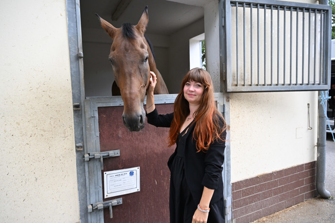 Martina Eretová s policejním koněm.