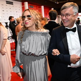 Kateřina Žbirková s Hynkem Chudárkem na červeném koberci.