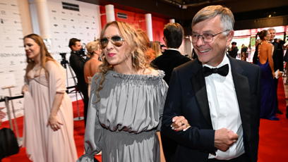 FOTO: Kateřina Žbirková s Hynkem Chudárkem na červeném koberci.