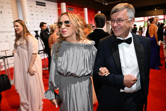 Kateřina Žbirková s Hynkem Chudárkem na červeném koberci.