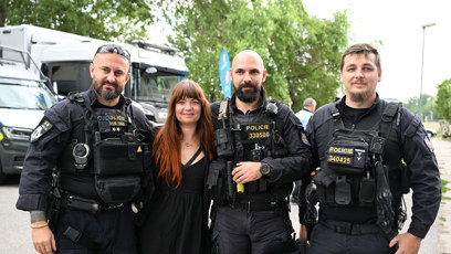 FOTO: Martina Eretová ns policisty.