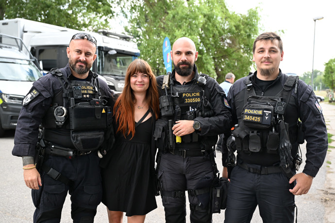 Martina Eretová ns policisty.