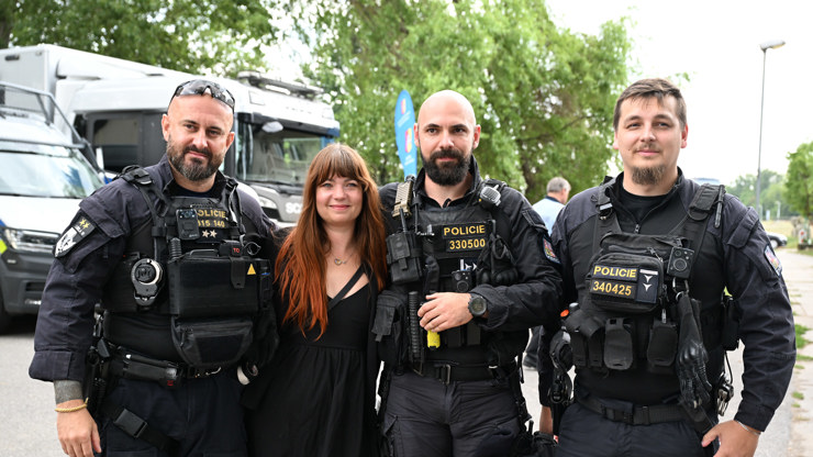 Martina Eretová ns policisty.