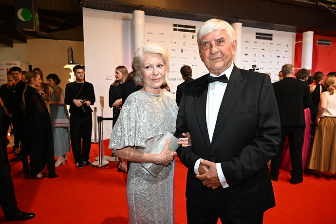 I šaty ze slavnostního zahájení letošního jubilejního 60. ročníku pro Zuzanu Donutilovou vytvořila právě Beata Rajská. 