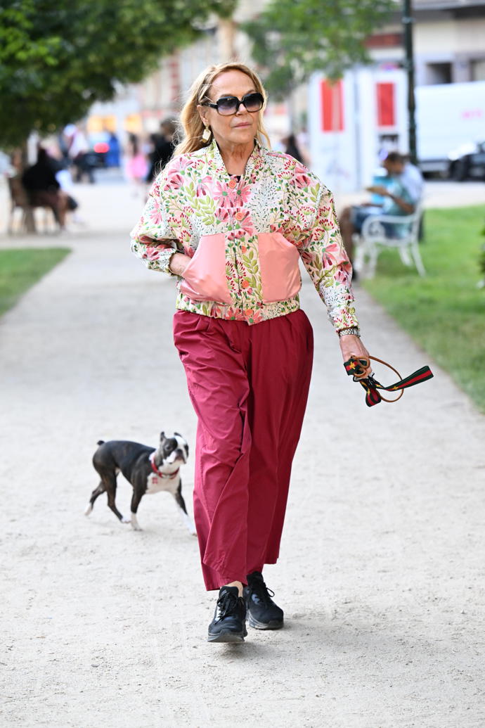 Dagmar Havlová při venčení. 