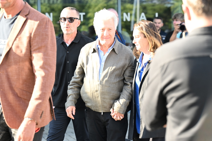 Dustin Hoffman přiletěl se svou ženou.