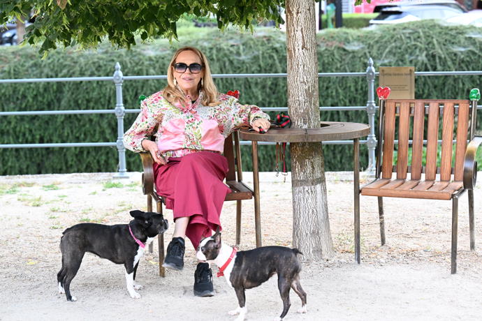 Dagmar Havlová ve Varech venčila pejsky.
