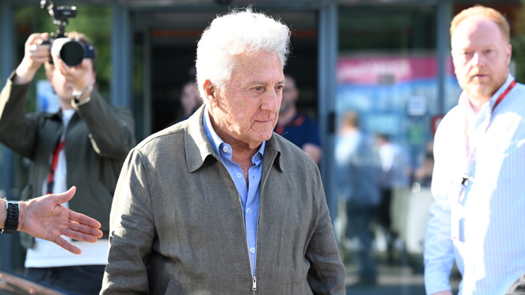 Dustin Hoffman už je ve Varech.