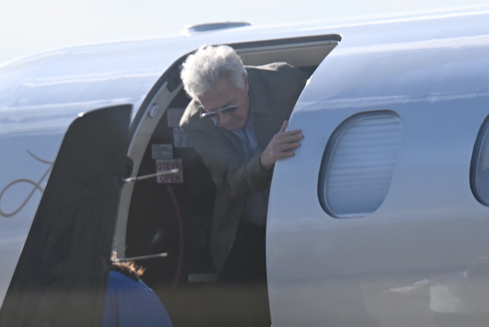 Dustin Hoffman vystupuje z letadla.