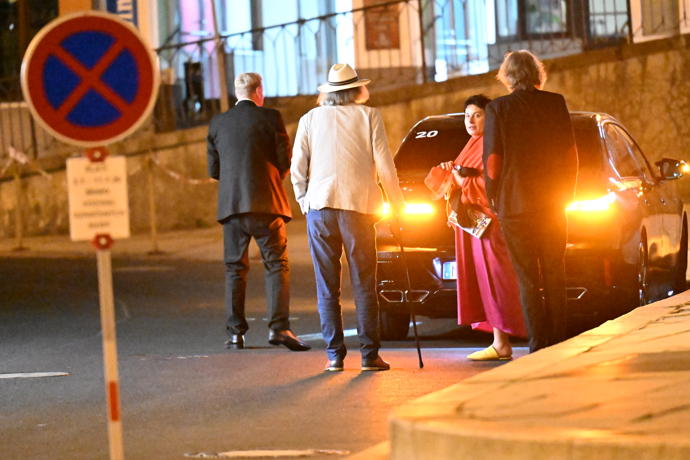 Bolek Polívka a Marcela Černá čekali na odvoz.