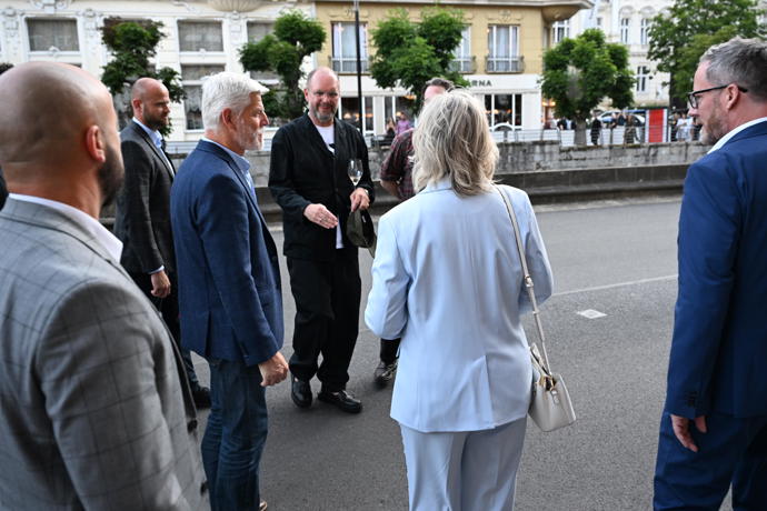 Petr Pavel a Eva Pavlová na kolonádě.