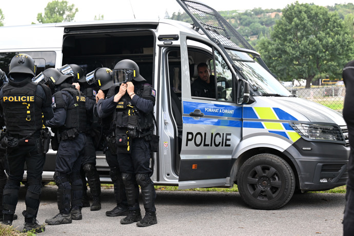Policejní těžkooděnci.