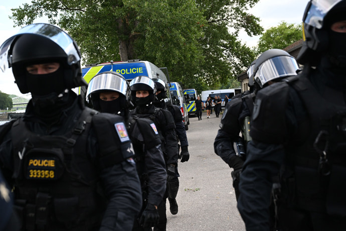 Policejní těžkooděnci na cvičení.