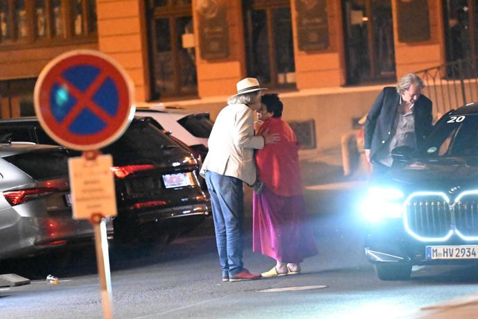 Bolek Polívka políbil svou milovanou na čelo.