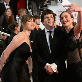 Jesse Eisenberg si s Jenovéfou a Elizavetou udělal selfie.
