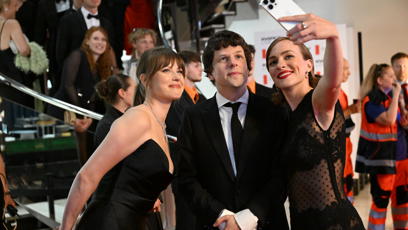 FOTO: Jesse Eisenberg si s Jenovéfou a Elizavetou udělal selfie.