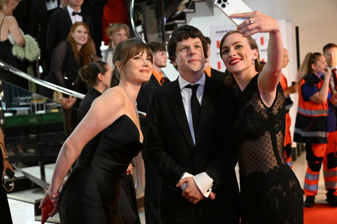Jesse Eisenberg si s Jenovéfou a Elizavetou udělal selfie.