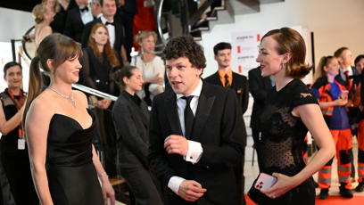 FOTO: Jesse Eisenberg v rozhovoru s Jenovéfou Bokovou a Elizavetou Maximovou.