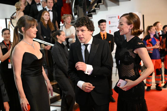 Jesse Eisenberg v rozhovoru s Jenovéfou Bokovou a Elizavetou Maximovou.