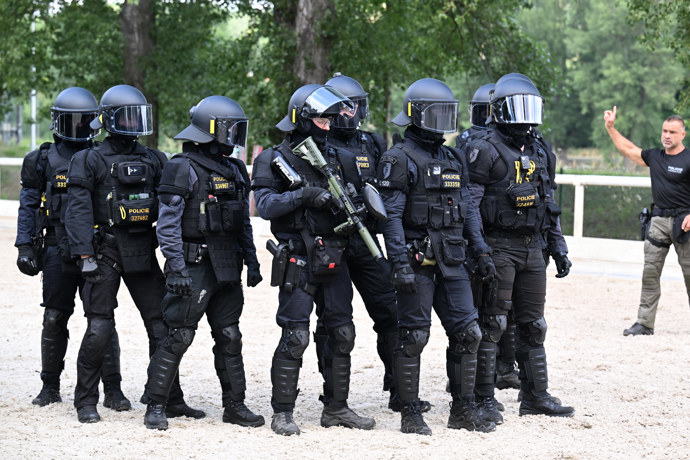 Policejní těžkoooděnci při cvičení.