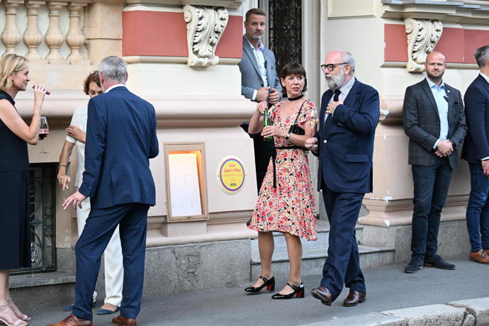 Andrea Bartošková je ve Varech středem pozornosti.