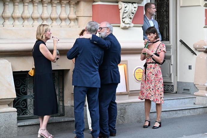 Andrea Bartošková pila minerálku.