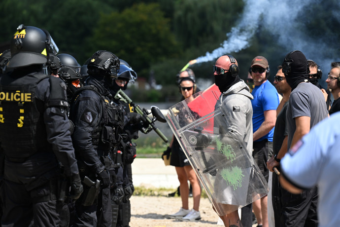 Policisté rozhánějí dav.