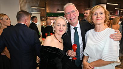 FOTO: Lékař Petr Neužil byl v obležení žen.