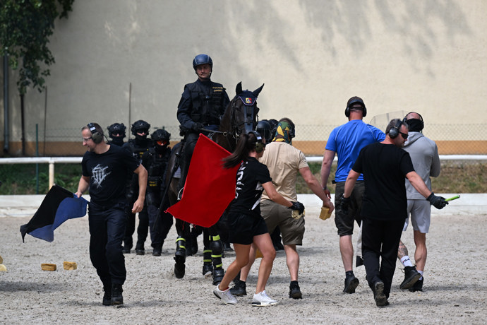 Policejní zásah proti davu.