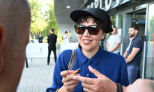 Maggie Gyllenhaal rozzářila úsměvem Vary. Půvabná herečka dorazila po boku slavného manžela
