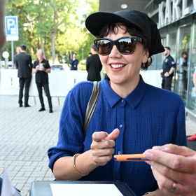 Maggie Gyllenhaal ochotně rozdávala podpisy.