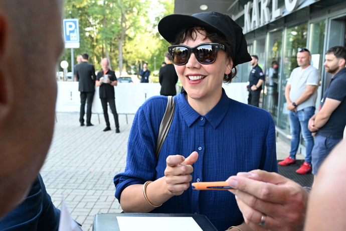 Maggie Gyllenhaal ochotně rozdávala podpisy.
