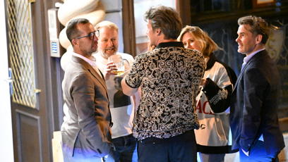 FOTO: Kolem Vojty a Radka Štěpánka se okamžitě utvořil hlouček známých tváří.