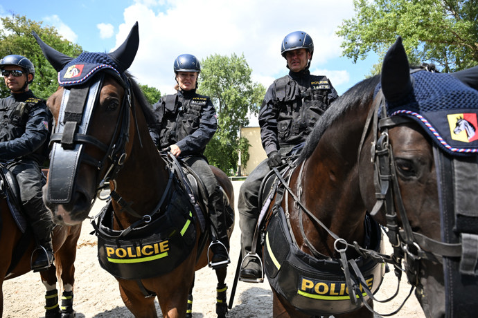 Policejní hlídka na koních.