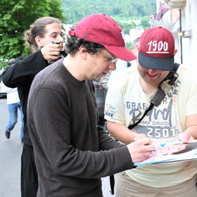 Jesse Eisenberg  se podepisuje fanouškům.