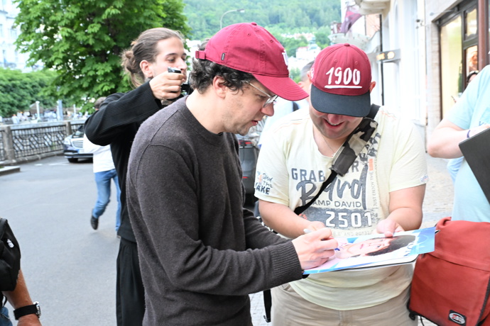 Jesse Eisenberg  se podepisuje fanouškům.