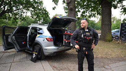 FOTO: Podpraporčík Mitka ukazuje svůj spěciální vůz.