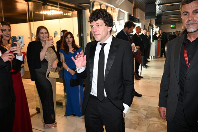 Jesse Eisenberg mával do kamer.