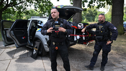 FOTO: Policisté před speciálním policejním vozem.