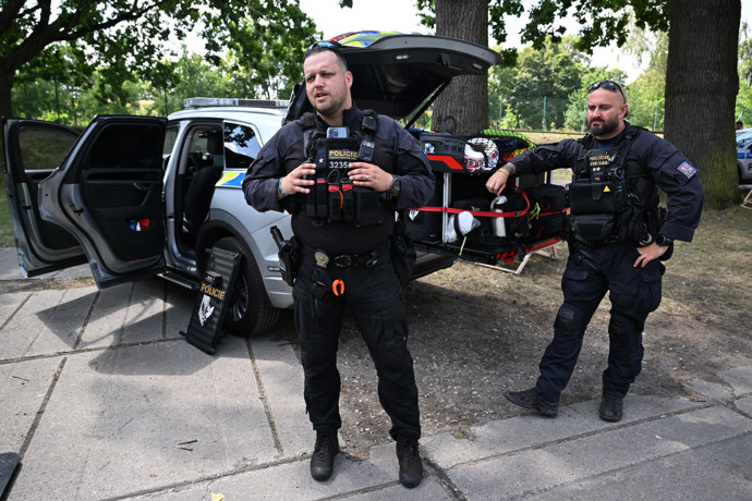 Policisté před speciálním policejním vozem.