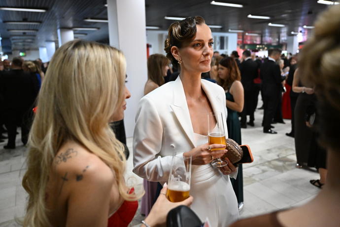 Denisa Dvořáková si dala pivko.