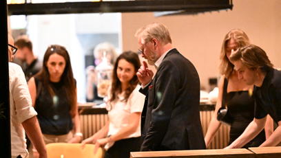 FOTO: Petr Fiala dorazil do restaurace.