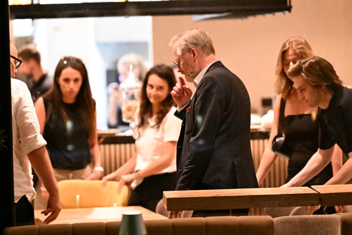 Petr Fiala dorazil do restaurace.