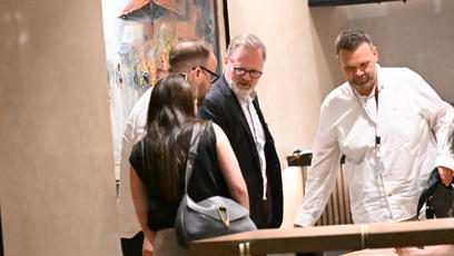FOTO: Petr Fiala se hned u stolu pustil do debaty s ostatními členy skupiny.